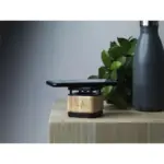 Bamboo Block Speaker met draadloze oplader — productfoto 2