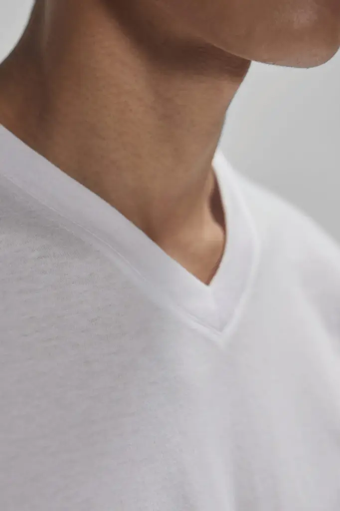 T-shirt met V-hals #150 — productfoto 3
