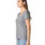 Softstyle® Fitted Ladies' V-neck T-shirt — productfoto 2