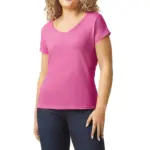 Softstyle® Fitted Ladies' V-neck T-shirt, azalea — productfoto 14