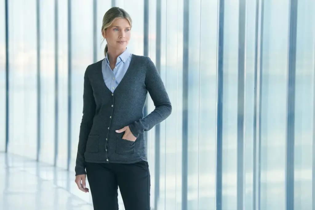Ladies' Lichtgewicht cardigan met V-hals — productfoto 2