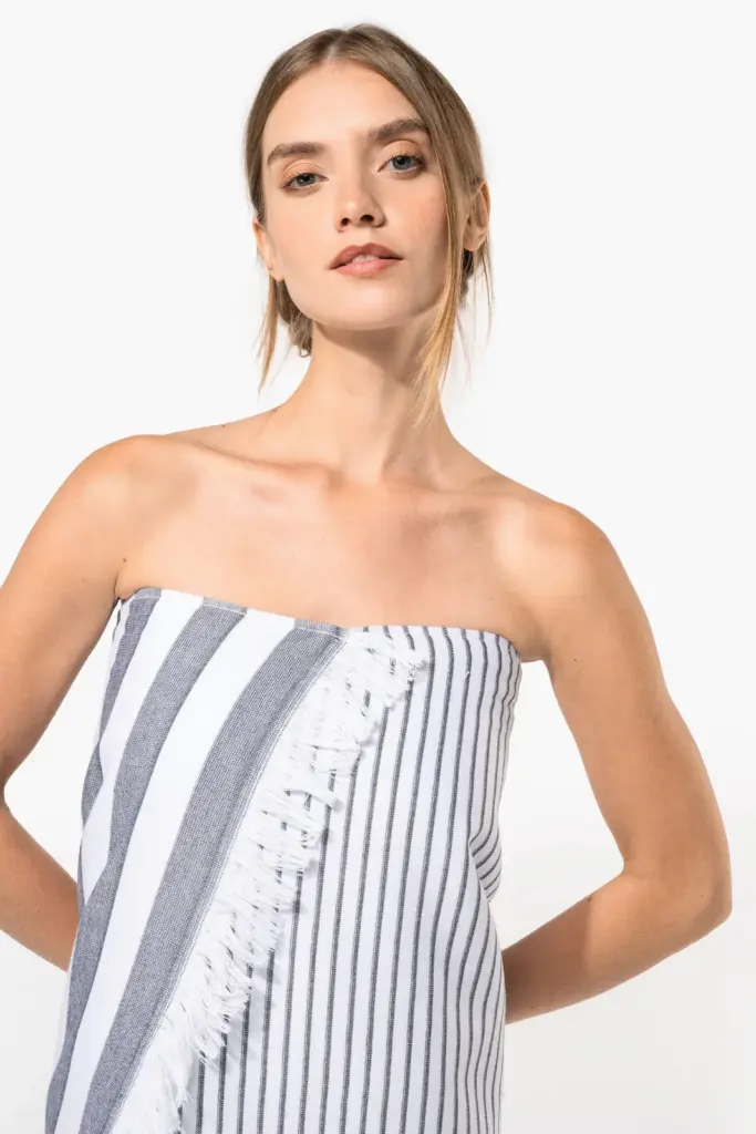 K132-4_2026 - Handdoekeninclusieflogo Gestreepte fouta met franjes — productfoto 2