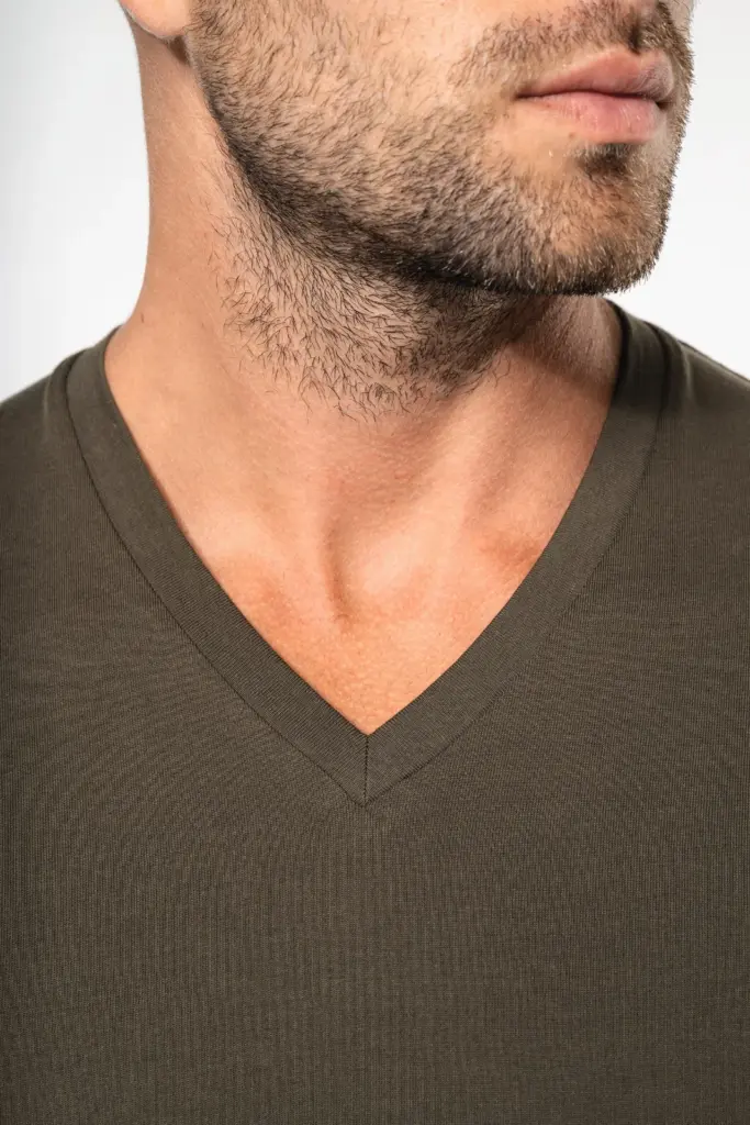 K358-4_2025 - Hidalgo-werbeartikel T-shirt V-hals lange mouwen — productfoto 3