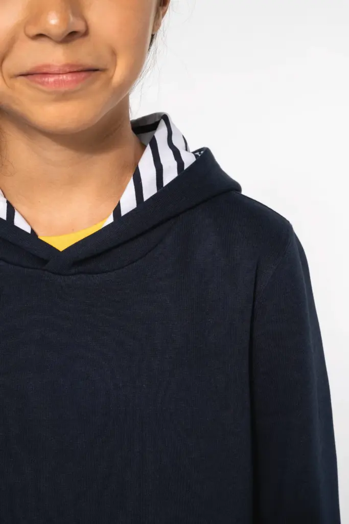 Sweater met contrasterende capuchon met motief — productfoto 13