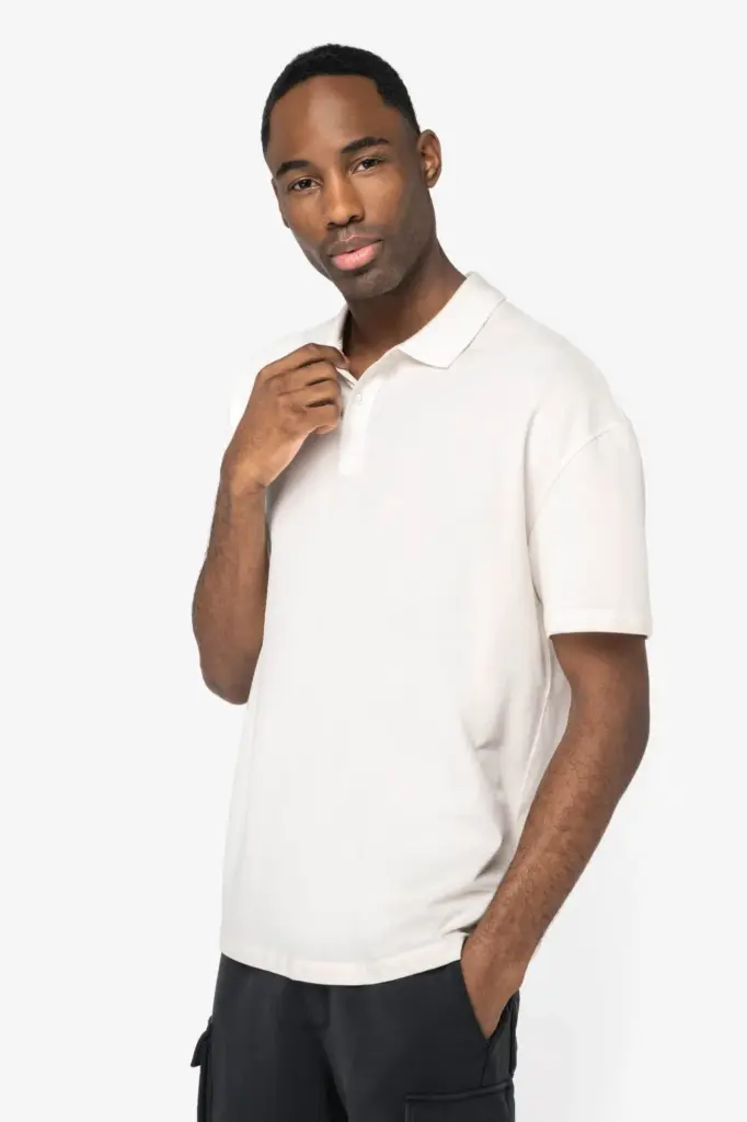 NS204-4_2025 - Hidalgo-werbeartikel Ecologische herenpolo van piquétricot met afhangende schouders — productfoto 3