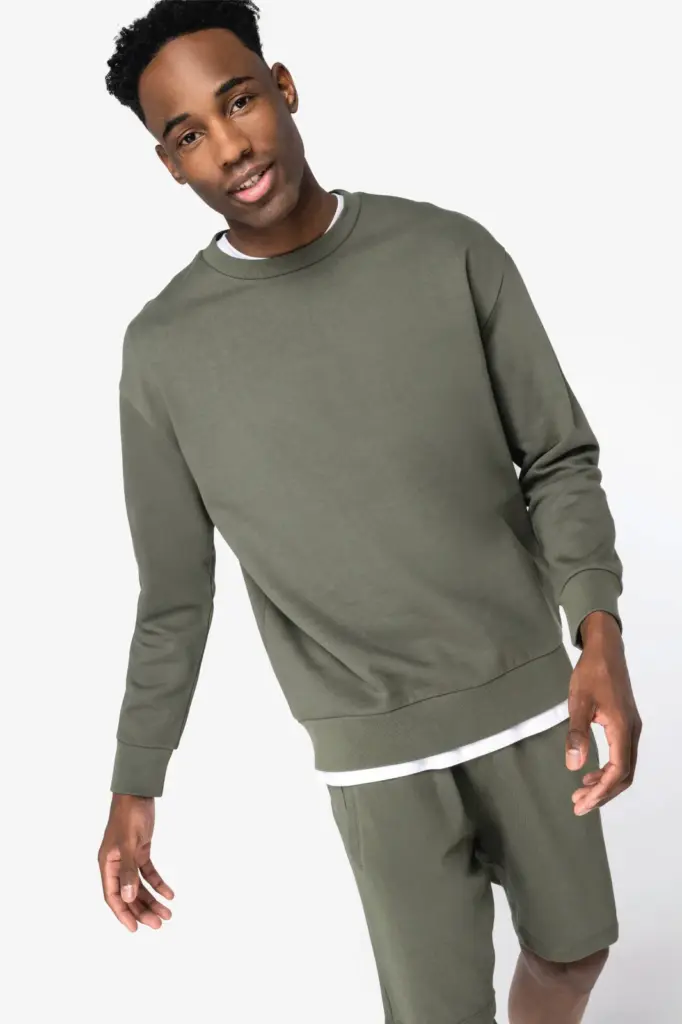 Ecologische uniseks sweater met ronde hals en verlaagde schouders in geborsteld fleece — productfoto 2
