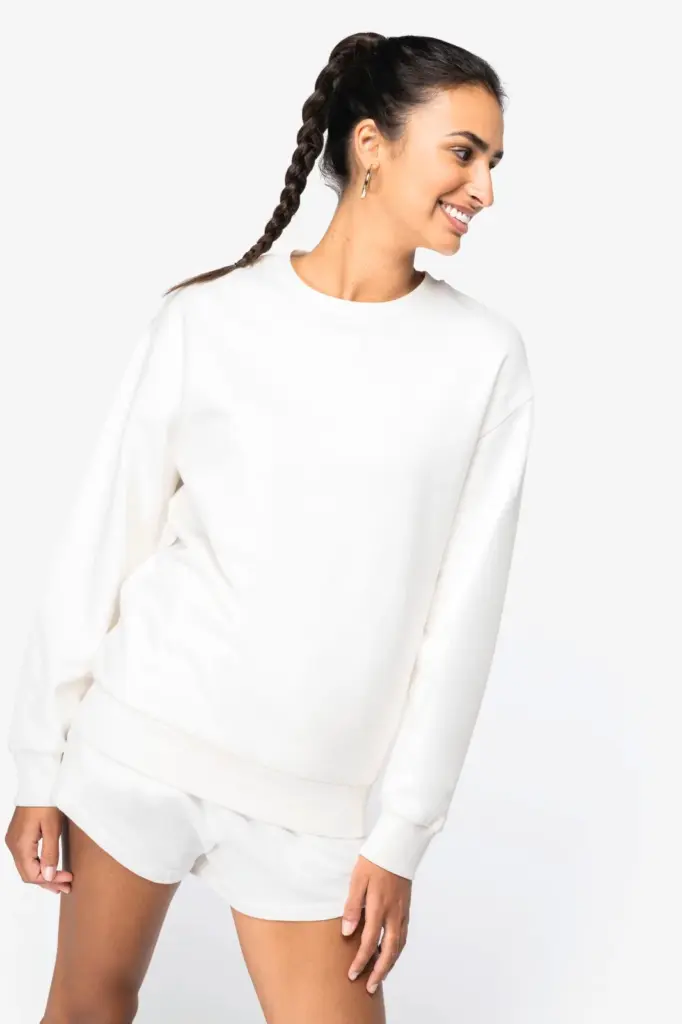 Ecologische uniseks sweater met ronde hals en verlaagde schouders in geborsteld fleece — productfoto 3