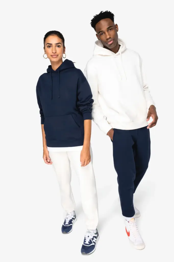 Ecologische uniseks sweater met capuchon en verlaagde schouders in geborsteld fleece — productfoto 2