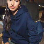 Ecologische uniseks sweater met capuchon en verlaagde schouders in geborsteld fleece — productfoto 3