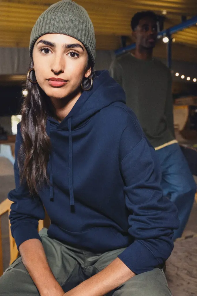 Ecologische uniseks sweater met capuchon en verlaagde schouders in geborsteld fleece — productfoto 3