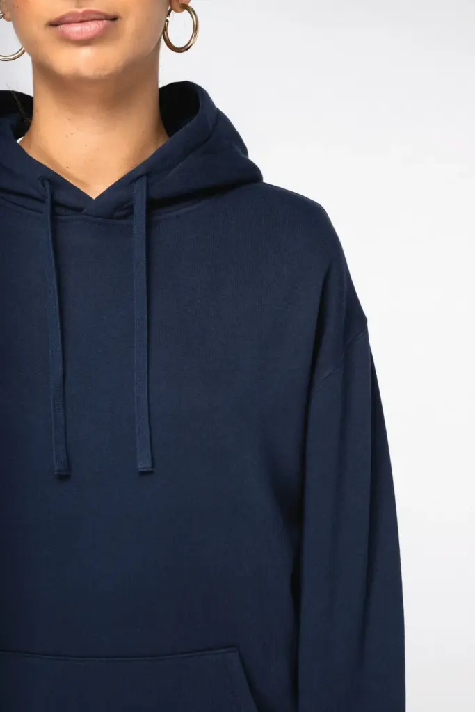 Ecologische uniseks sweater met capuchon en verlaagde schouders in geborsteld fleece — productfoto 4