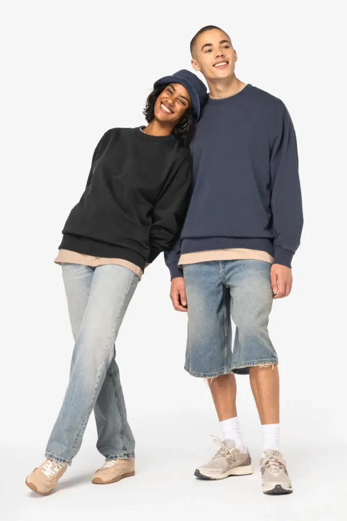 Duurzame oversized verwassen uniseks sweater met ronde hals — productfoto 2
