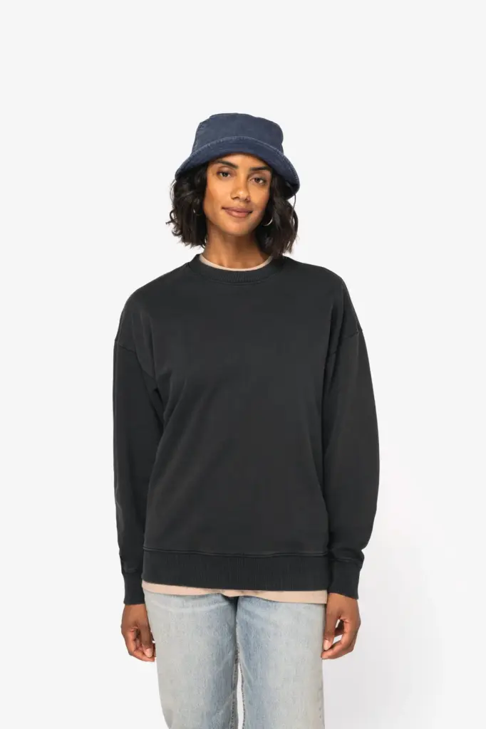 Duurzame oversized verwassen uniseks sweater met ronde hals — productfoto 3