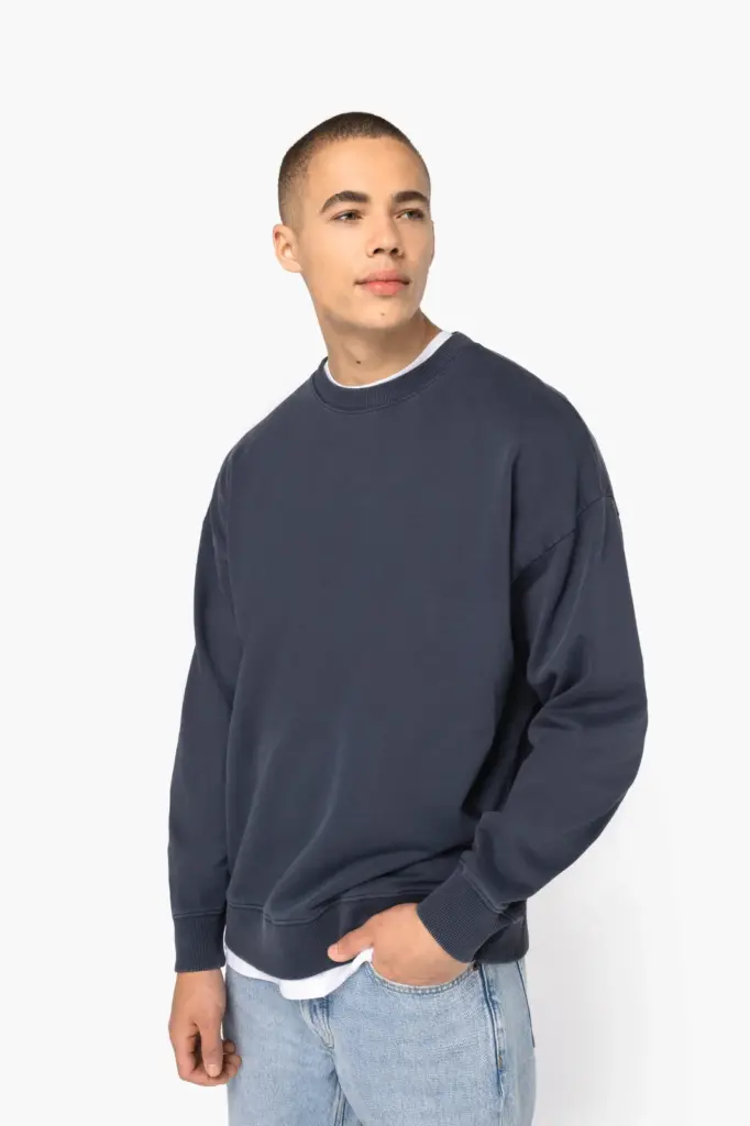 Duurzame oversized verwassen uniseks sweater met ronde hals — productfoto 4
