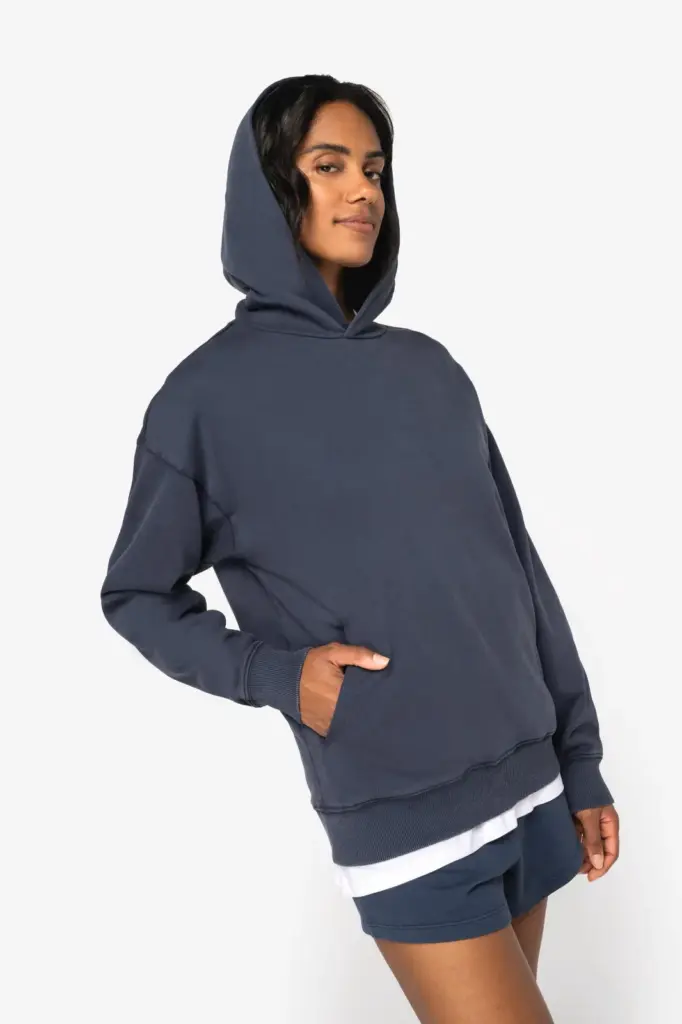 Duurzame uniseks oversized verwassen sweater met capuchon — productfoto 4