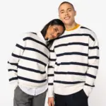 NS450-14_2026 - Hidalgo-werbeartikel Ecologische gestreepte uniseks sweater met ronde hals en afhangende schouders