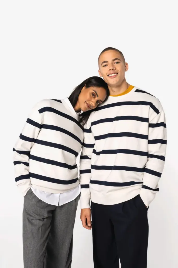 Ecologische gestreepte uniseks sweater met ronde hals en afhangende schouders