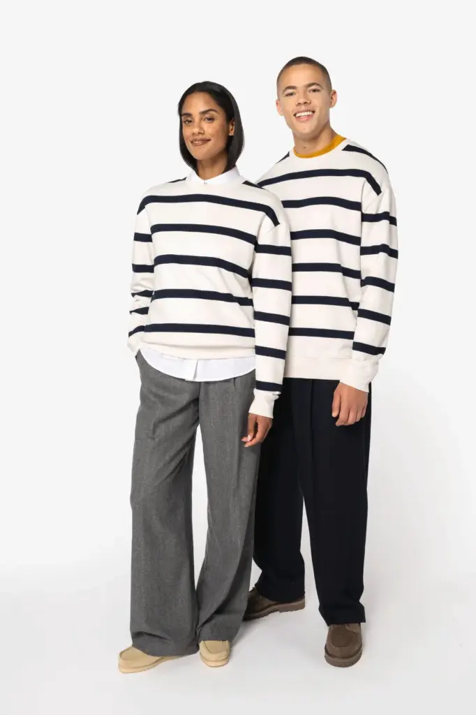 NS450-12_2026 - Hidalgo-werbeartikel Ecologische gestreepte uniseks sweater met ronde hals en afhangende schouders — productfoto 2