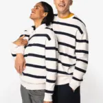 Ecologische gestreepte uniseks sweater met ronde hals en afhangende schouders — productfoto 3
