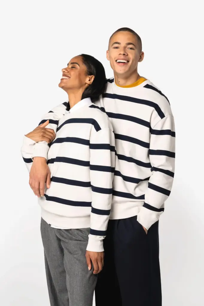 NS450-16_2026 - Hidalgo-werbeartikel Ecologische gestreepte uniseks sweater met ronde hals en afhangende schouders — productfoto 3