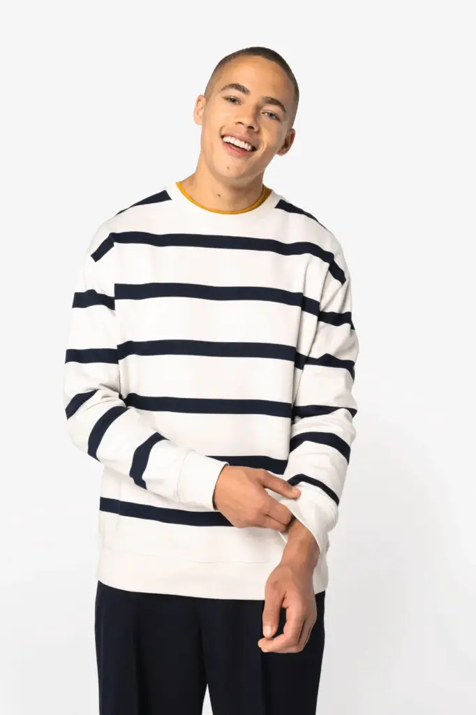 NS450-17_2026 - Hidalgo-werbeartikel Ecologische gestreepte uniseks sweater met ronde hals en afhangende schouders — productfoto 4