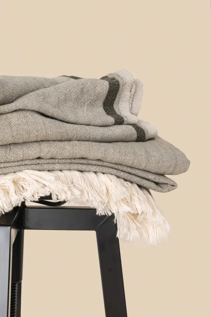 SP100_2025 - Handdoekeninclusieflogo Gestreepte Fouta — productfoto 2