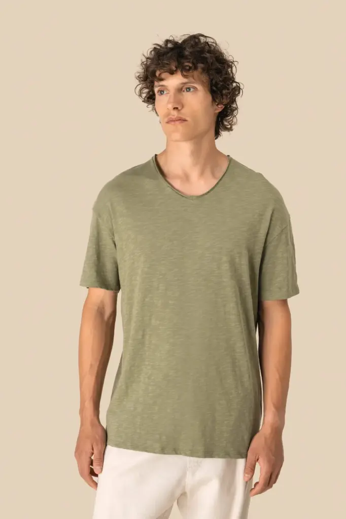 Ecologisch heren-T-shirt met slubhals en afhangende schouders — productfoto 3