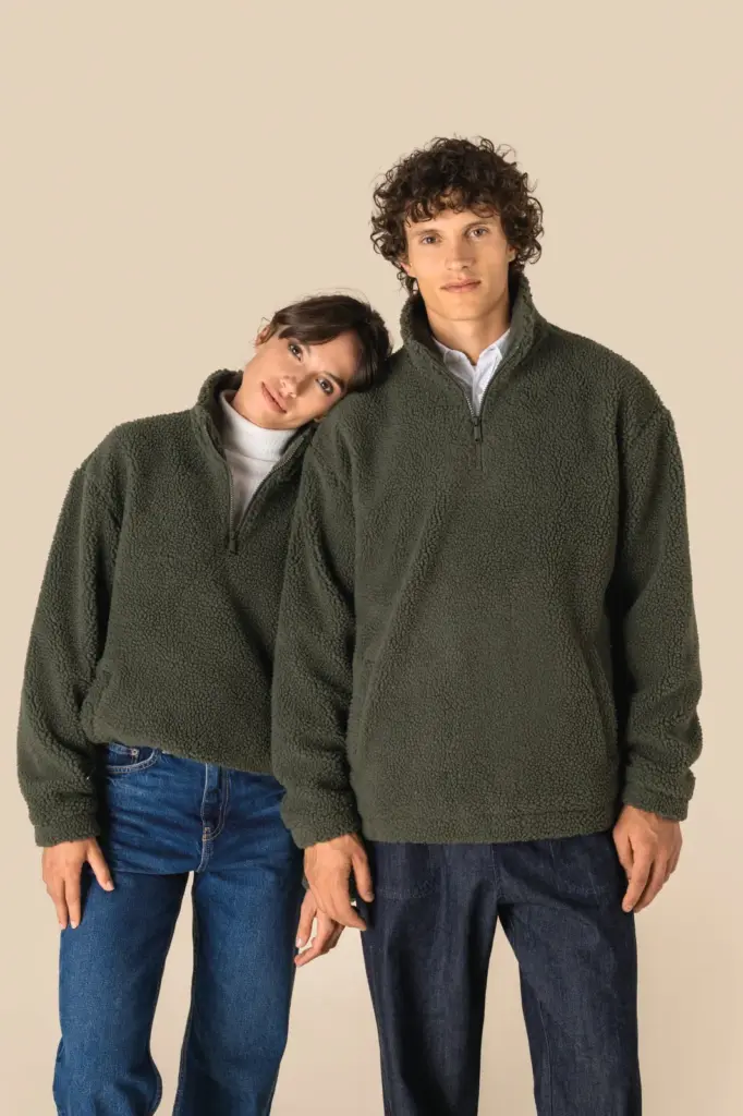 Uniseks sweater van sherpa met kwartrits en afhangende schouders