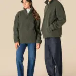 Uniseks sweater van sherpa met kwartrits en afhangende schouders — productfoto 2