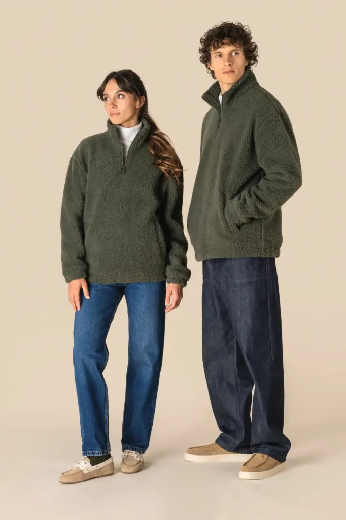 Uniseks sweater van sherpa met kwartrits en afhangende schouders — productfoto 2