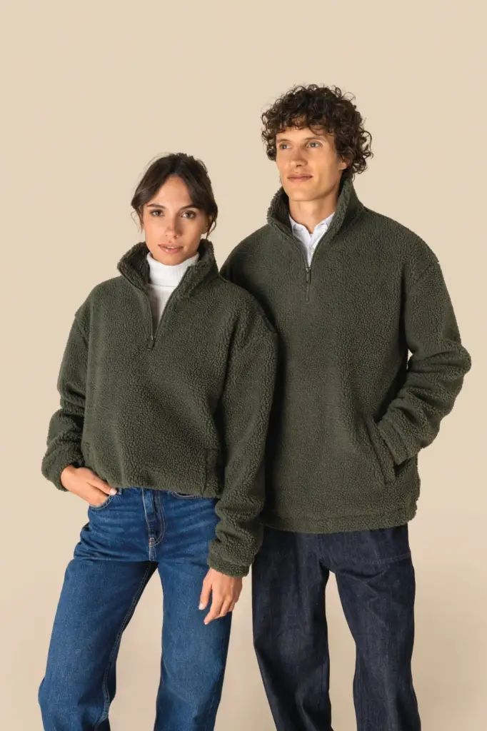 Uniseks sweater van sherpa met kwartrits en afhangende schouders — productfoto 3