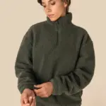 Uniseks sweater van sherpa met kwartrits en afhangende schouders — productfoto 4