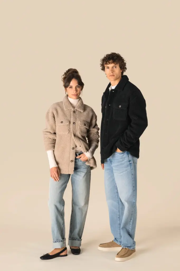 Uniseks sherpa-overshirt met afhangende schouders — productfoto 2