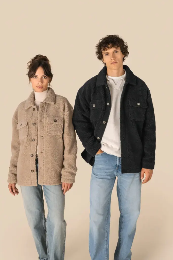 Uniseks sherpa-overshirt met afhangende schouders — productfoto 3