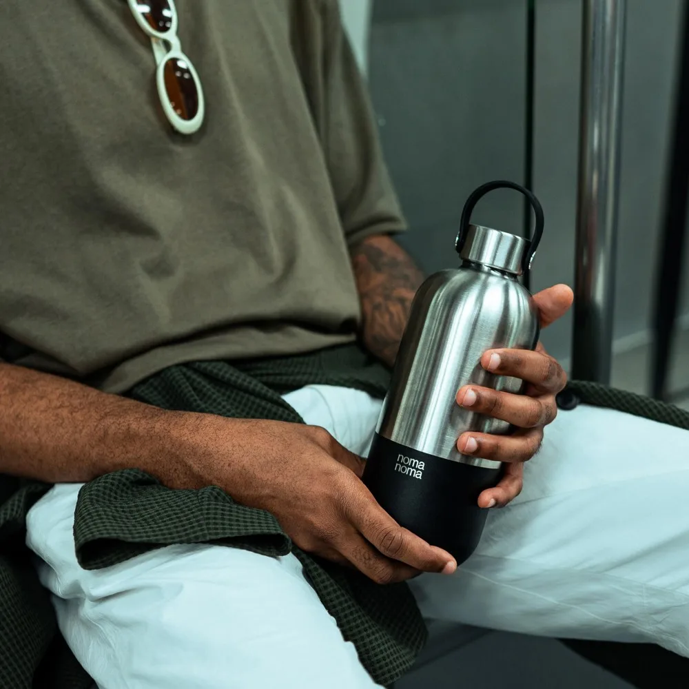 Noma Noma Recycled Steel Insulated Bottle 750 ml thermosfles productfoto 11 - Bidons & Shakers Noma Noma Recycled Steel Insulated Bottle 750 ml thermosfles — productfoto 11