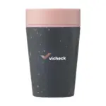 CircularCo Recycled Coffee Cup 227 ml koffiebeker zwartroze ± pms 197u - Bidons & Shakers Circular&Co Recycled Coffee Cup 227 ml koffiebeker, zwart/roze (± pms 197u)