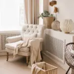 The living room is decorated in beige tones A chair with a blanket and decor on the shelves in the house - Hidalgo Coollux opvouwbare Origami-geïnspireerde papieren LED-lamp Luna 25cm — productfoto 9