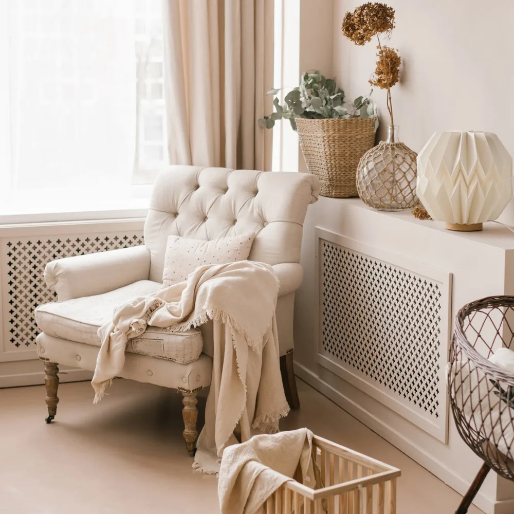 The living room is decorated in beige tones A chair with a blanket and decor on the shelves in the house - Hidalgo Coollux opvouwbare Origami-geïnspireerde papieren LED-lamp Luna 25cm — productfoto 9