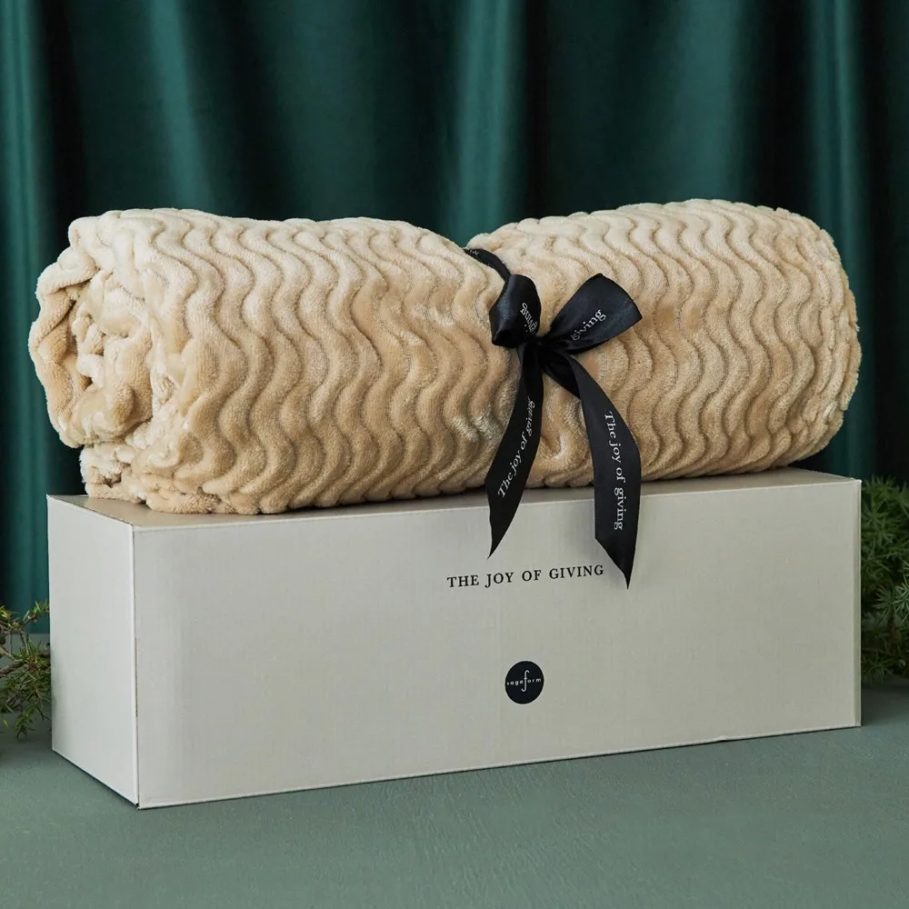 Sagaform Agnes fleece deken 130x170 cm productfoto 2 - Hidalgo Sagaform Agnes fleece deken 130x170 cm — productfoto 2
