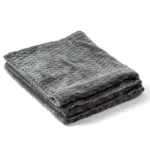 Kosta Linnewafveri Fleece deken Jaquard 130x170 cm donker grijs - Hidalgo Kosta Linnewafveri Fleece deken Jaquard 130x170 cm, donker grijs