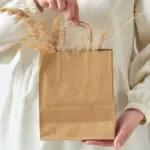 Papieren kraft tas 90g/m² 18x8x22cm — productfoto 7