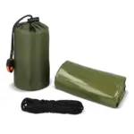 Compacte noodtent voor overleven in de buitenlucht, dried green