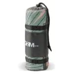 Sneldrogende strandhanddoek met custom-made print en tas — productfoto 2