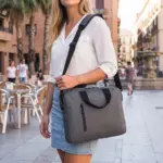 PU SoMa laptop messenger tas 28 x 38 x 5 cm — productfoto 12