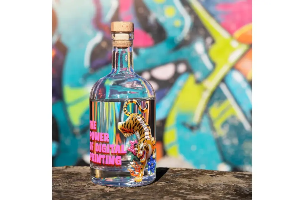 Trinkflasche Glas 1L mit Logo und Holzdeckel — Produktfoto 4