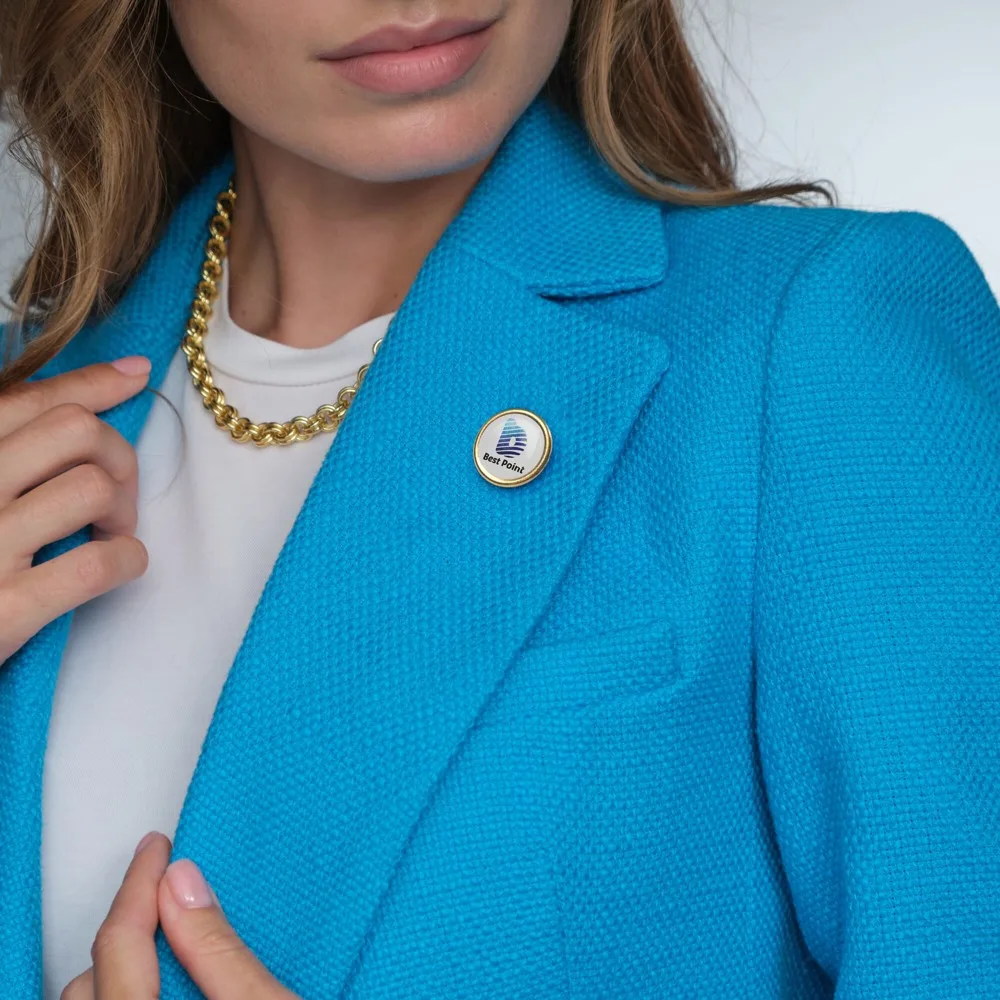 Woman Jewelery concept Woman hands close up wearing rings earrings - Hidalgo Badge metalen pin Ø20mm — productfoto 7