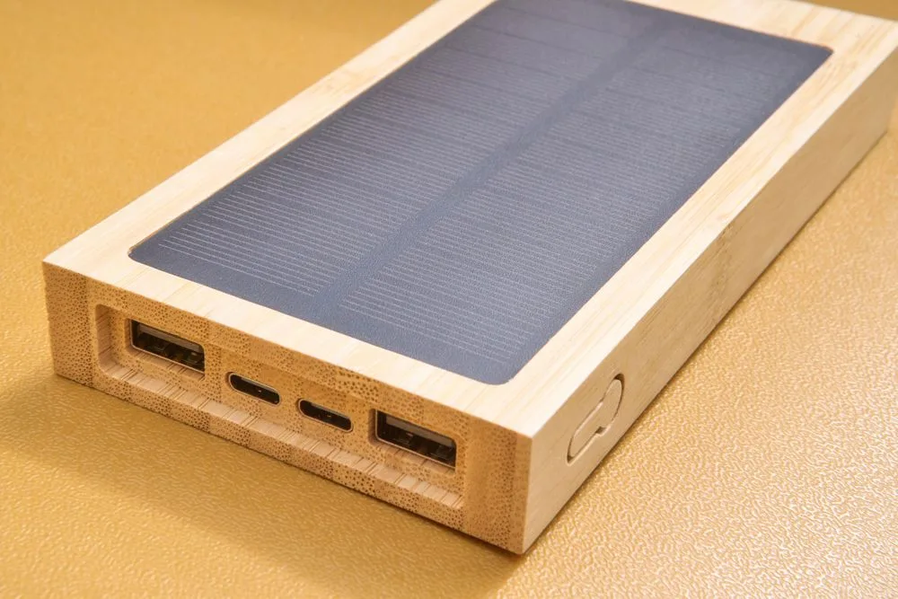 Powerbank Elz | Bamboe | Solar | 10000 mAh productfoto 9 - Hidalgo Powerbank Elz | Bamboe | Solar | 10.000 mAh — productfoto 9