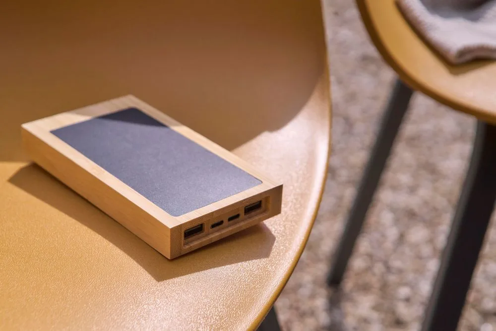 Powerbank Elz | Bamboe | Solar | 10000 mAh productfoto 11 - Hidalgo Powerbank Elz | Bamboe | Solar | 10.000 mAh — productfoto 11