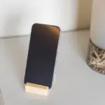 Telefoonhouder Nyla | Gerecycled hout — productfoto 7