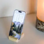 Telefoonhouder Nyla | Gerecycled hout — productfoto 8